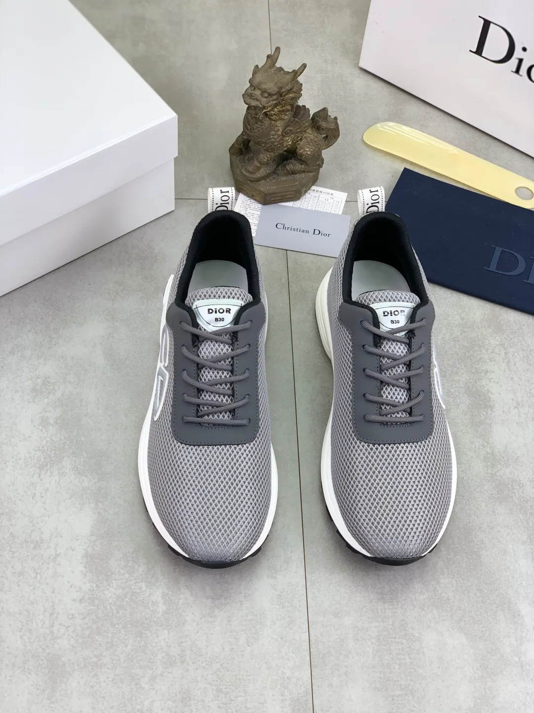 Men's Men's Shoes 💰P420 New Dior Chrono Fly Knit Shoes 2025 New B30 Series, in white and black fly knit series. Both sides are decorated with computer-printed CD logo, star patch on the tongue and Dior logo on the heel. Many details highlight the style. The interior is matched with the original color matching mesh, and the interior of the body is supported by low-temperature shaping sheets, and is filled with light feather cotton to keep the interior full and soft against the feet. The exclusive open-molded outsole adopts a one-piece molding process, so there is no need to worry about problems such as the opening and falling of sole decorative accessories. It is light and comfortable to wear, yet strong and wear-resistant. The two-color shoelaces are accessorized with exquisite metal five-pointed star pendants, creating a high-end, trendy and casual look at all times. Color: white black gray blue code number: 38-44